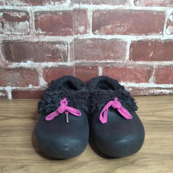 Crocs Girls Size 12 Size 13 Gretel Fuzzy Lined Black Pink Clogs Sandals - Picture 6 of 6